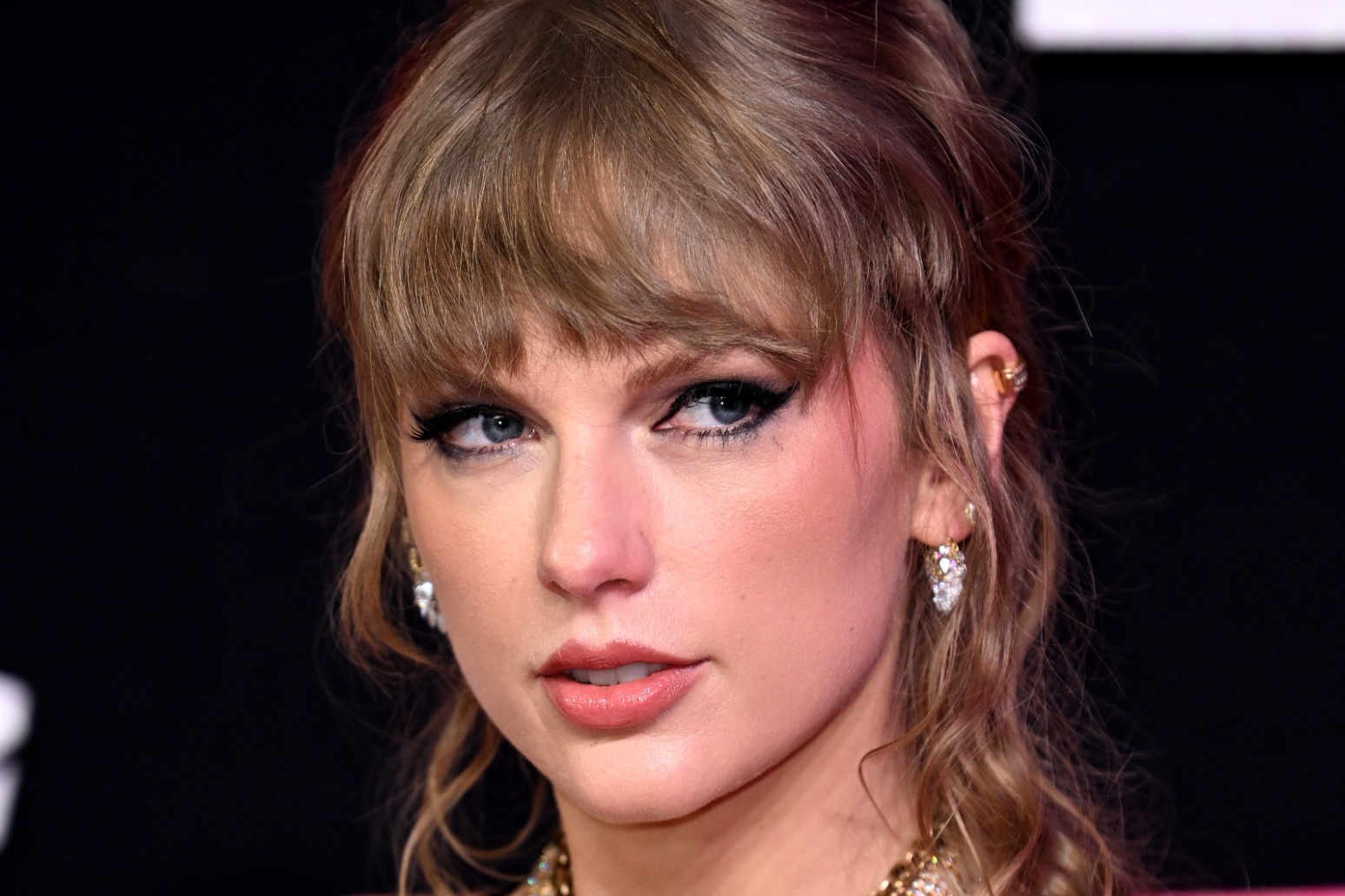 Taylor Swift makes history at Grammys 